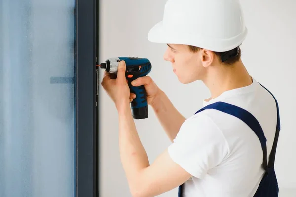 Fensterbauer Mit Akkubohrmaschine — Stockfoto