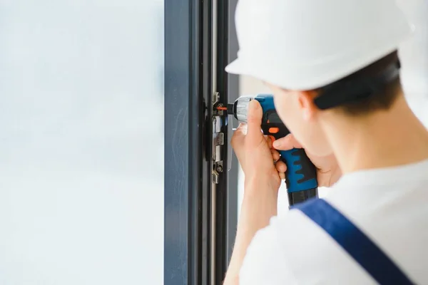 Ajustador Ventana Utilizando Taladro Inalámbrico —  Fotos de Stock