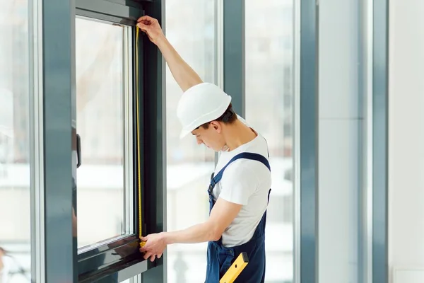 Arbeiter Overalls Beim Einbau Oder Justieren Von Kunststofffenstern Heimischen Wohnzimmer — Stockfoto