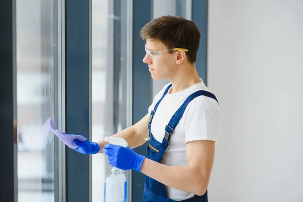 Temizlik Servisi Yeni Evi Temizlemeye Geldi Çalışkan Adam Pencereyi Dikkatlice — Stok fotoğraf