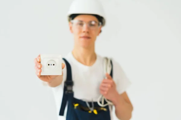 Jovem Eletricista Fundo Branco Mantém Cabo Tomadas — Fotografia de Stock