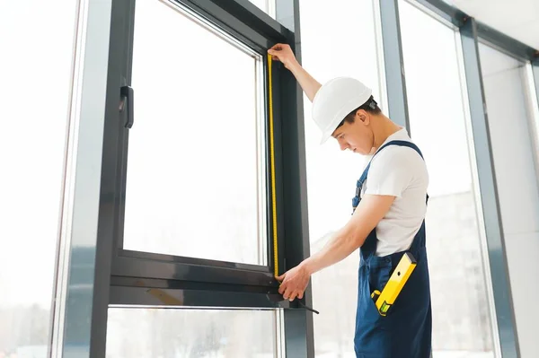 Handwerker Montieren Fenster Hause — Stockfoto