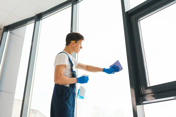 Reinigungsdienst Kam Neues Haus Säubern Fleißige Männer Säubern Sorgfältig Die — Stockfoto