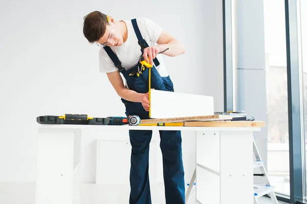 Hilariante Ocupado Construtor Reparar Apartamento — Fotografia de Stock