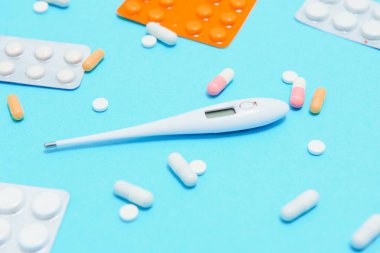 Aksesuarlar, sağlık hizmetleri ve tıbbi arka plan kavramları düzdü. Masa üstü steteskopu mavi kağıt ve nesnelerin üzerindeydi..