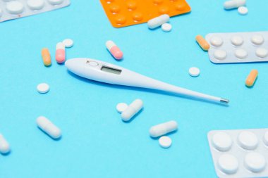 Aksesuarlar, sağlık hizmetleri ve tıbbi arka plan kavramları düzdü. Masa üstü steteskopu mavi kağıt ve nesnelerin üzerindeydi..