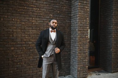 Takım elbiseli Afro-Amerikan iş modeli