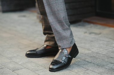 Yakışıklı, Afro-Amerikalı, şık takım elbiseli, kanepede dinlenen bir bardak viskiyle.