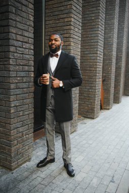 Kahve molasında iş adamı olduğunu düşünüyor.