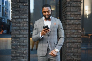 Takım elbiseli Afro-Amerikan iş modeli