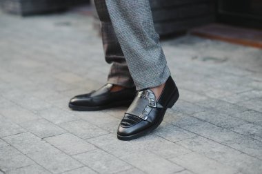 Yakışıklı, Afro-Amerikalı, şık takım elbiseli, kanepede dinlenen bir bardak viskiyle.