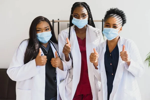 Grupa Afroamerykańskich Lekarzy Maskach Ochronnych Twarzach — Zdjęcie stockowe