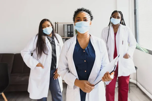 Группа Медицинских Работников Защитных Масках Стоящих Скрещенными Руками Смотрящих Камеру — стоковое фото