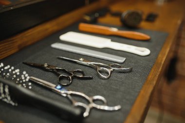 Eski ahşap arka planda klasik berber aletleri