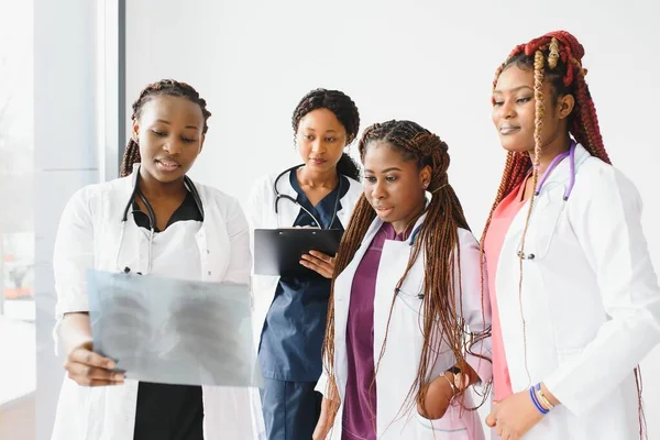 Grupa Młodych Afrykańskich Pracowników Medycznych Białym Tle — Zdjęcie stockowe
