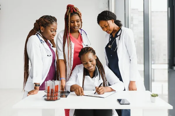 Grupo Jovens Trabalhadores Médicos Africanos Fundo Branco — Fotografia de Stock