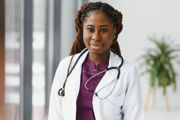 Retrato Doctora Afroamericana Pie Consultorio Clínica — Foto de Stock
