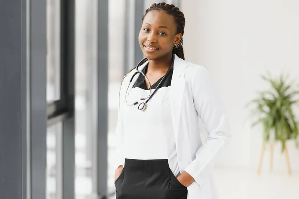 アフリカの女性医師の肖像画です — ストック写真