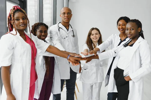 Grupo Médicos Juntar Mãos Clínica Conceito Unidade — Fotografia de Stock