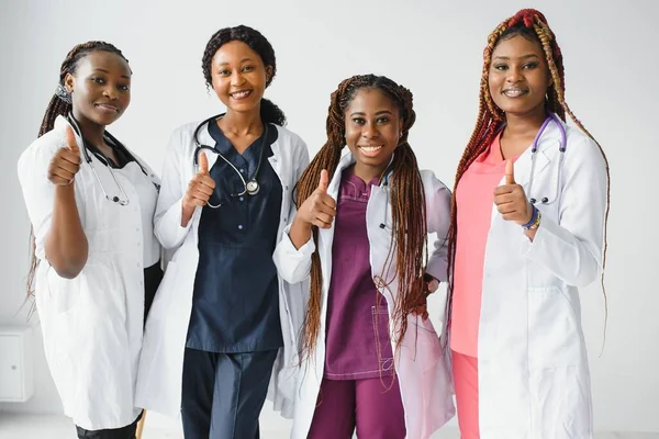 Grupo Médico Africano Enfermeira Dando Polegares Para Cima — Fotografia de Stock