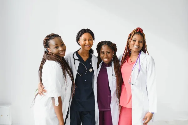 Grupo Jovens Trabalhadores Médicos Africanos Fundo Branco — Fotografia de Stock