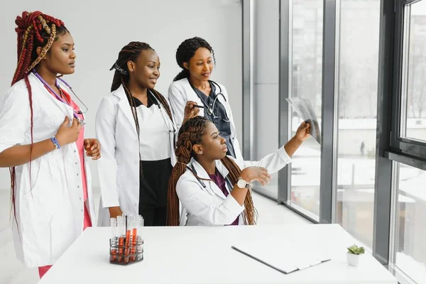Grupo Jovens Trabalhadores Médicos Africanos Fundo Branco — Fotografia de Stock