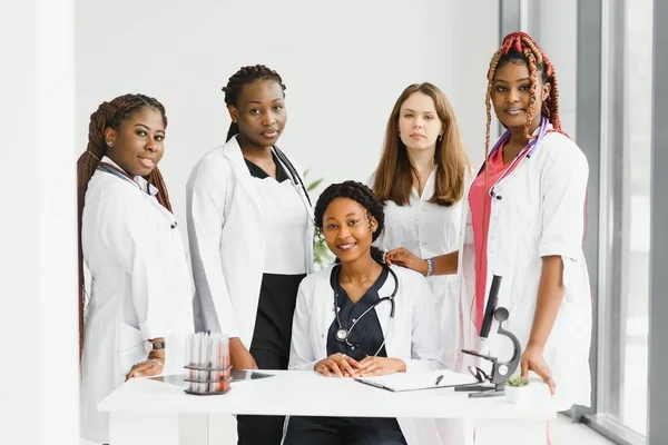 Gruppe Junger Afrikanischer Mediziner Auf Weißem Hintergrund — Stockfoto