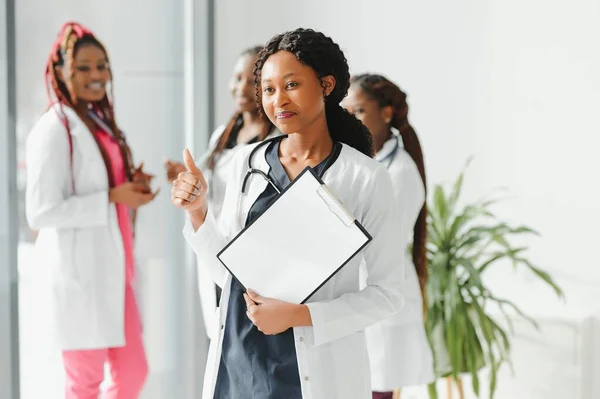 Gruppe Afrikanisch Amerikanischer Arzt Und Krankenschwester Auf Krankenhausstation — Stockfoto