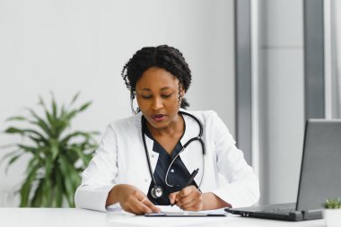 Oldukça zeki genç bir kadın doktor ya da terapist internetten web kamerası görüntülü sohbet ve uzak bir hastaya danışarak sağlık hizmeti veriyor. Uzaktan tıbbi servis. Teletıp.