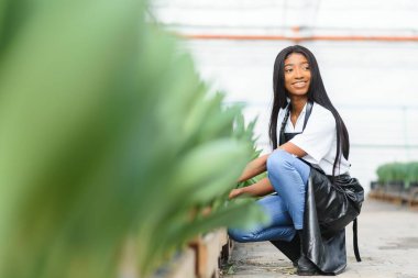 Makas tutan Afrikalı Amerikalı kadın kreş işçisinin portresi.