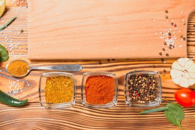 Ahşap tahtalı kompozisyon ve masada yemek pişirmek için malzemeler