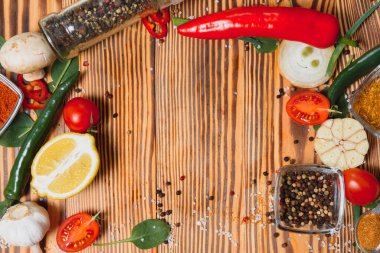 Yemek masası. Baharat ve sebzelerle dolu bir arka plan. Üst Manzara. Metnin için boş yer.