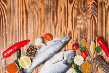 Çiğ dorado ve baharatlı alabalık kesim tahtasında pişiyor. Taze balık dorado.