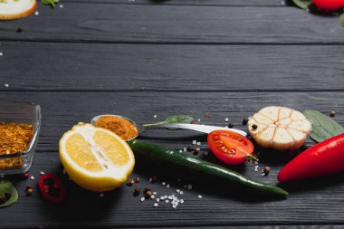 Yemek masası. Baharat ve sebzelerle dolu bir arka plan. Üst Manzara. Metnin için boş yer.