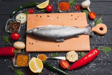 Baharatlı ve baharatlı taze alabalık.