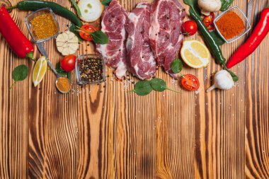 Çiğ domuz pirzolası mutfakta sebze ve baharatla birlikte yemek ve yemek pişirme konseptini hazırlayın..