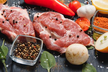 Çiğ domuz pirzolası mutfakta sebze ve baharatla birlikte yemek ve yemek pişirme konseptini hazırlayın..