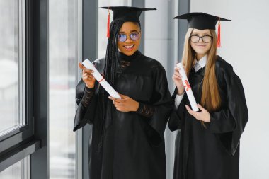 Diploma taşıyan çok ırklı mezunların portresi