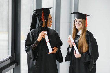 Diploma taşıyan çok ırklı mezunların portresi