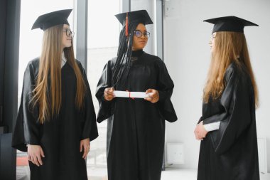 Diploma taşıyan çok ırklı mezunların portresi
