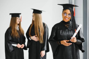 Mezuniyet gününde kadın portresi. Üniversitede. Eğitim, mezuniyet ve halk konsepti.