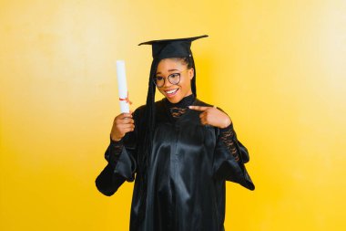 Güzel bir Afrikalı Amerikalı kadın mezun oldu.