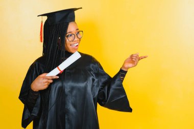 Güzel bir Afrikalı Amerikalı kadın mezun oldu.