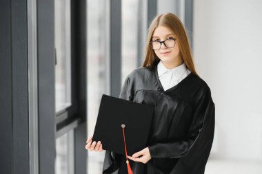 Mezuniyet gününde kadın portresi. Üniversitede. Eğitim, mezuniyet ve halk konsepti.