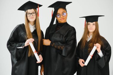 Mezuniyet töreninde sınıf arkadaşlarıyla güzel bir bayan üniversite mezunu.