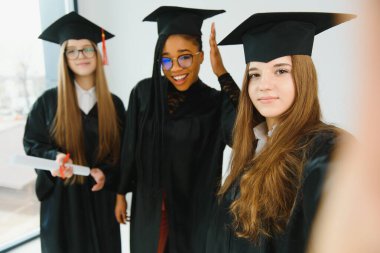 Diploma taşıyan çok ırklı mezunların portresi