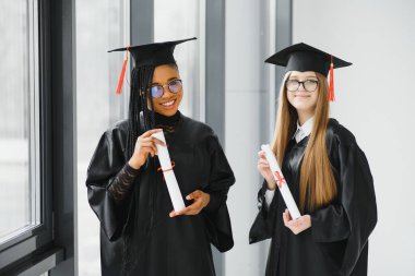Diploma taşıyan çok ırklı mezunların portresi