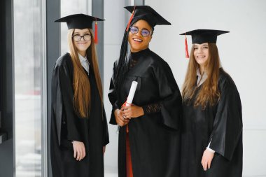 Mezuniyet töreninde sınıf arkadaşlarıyla güzel bir bayan üniversite mezunu.