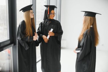 Mezuniyet töreninde bir grup çok ırklı üniversite mezunu.