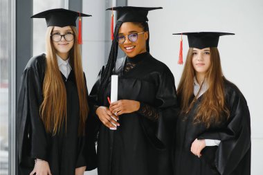 Mezuniyet töreninde bir grup çok ırklı üniversite mezunu.